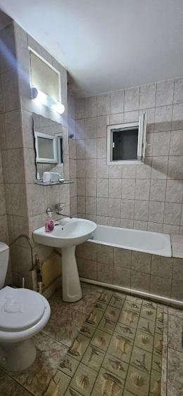 Apartament cu 3 camere decomandat, mobilat în Rovine