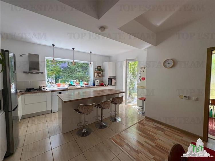 Casă individuală cu 6 camere cu Teren 237 Mp în Sud-Vest