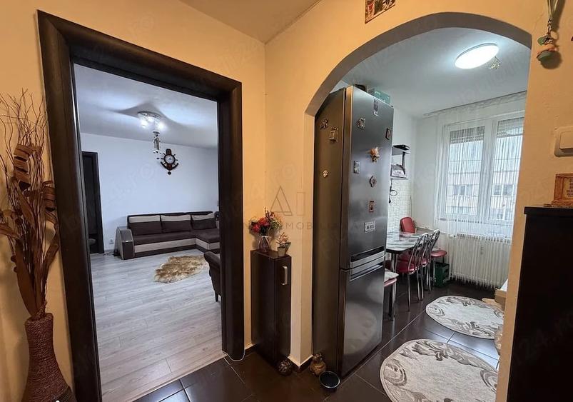 Apartament cu 3 camere semidecomandat în Colentina