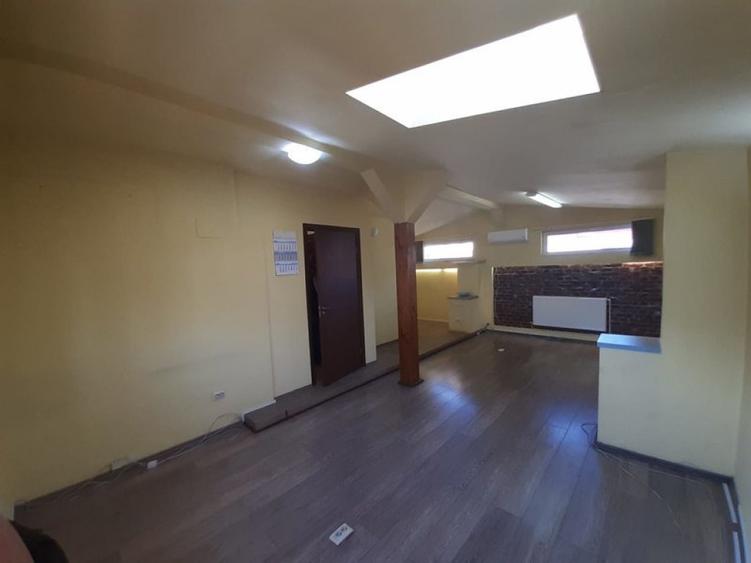 Casă cu 5 camere cu Teren 100 Mp în Vatra Luminoasă