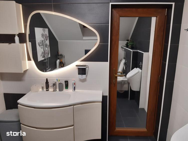Casă cu 7 camere cu Teren 1702 Mp în Groși