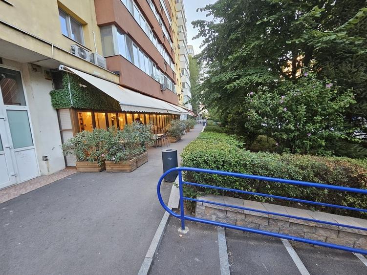 Apartament cu 3 camere semidecomandat în Văcăresti