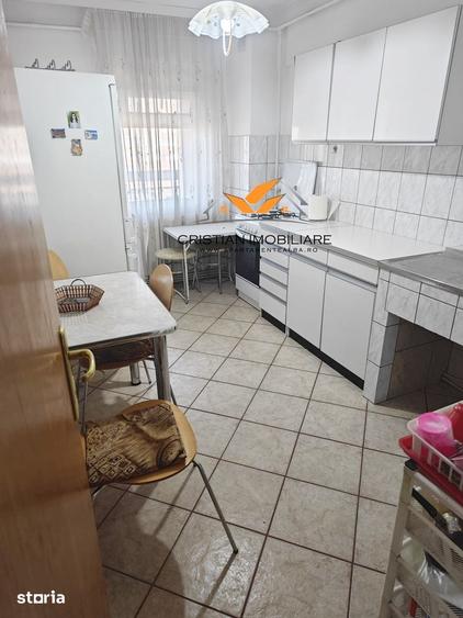 Apartament cu 3 camere decomandat în Cetate