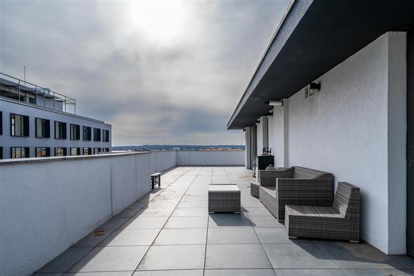 Penthouse cu 3 camere semidecomandat, mobilat în Central