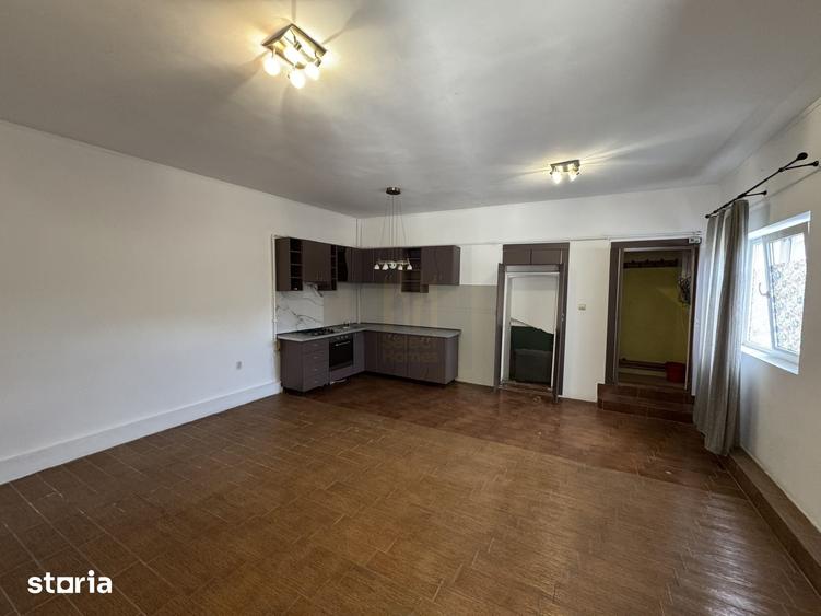 Casă cu 7 camere cu Teren 268 Mp în Regie