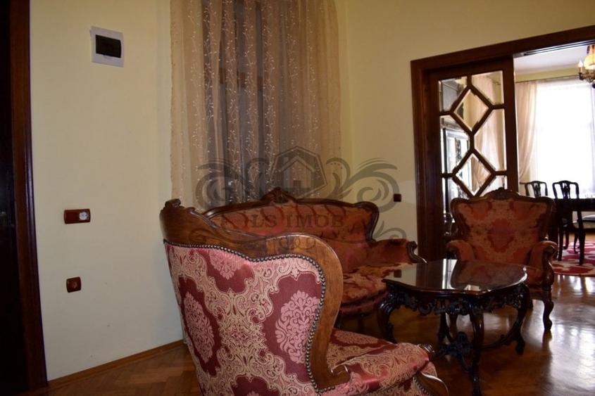Casă individuală cu 9 camere cu Canalizare în Centrul Istoric