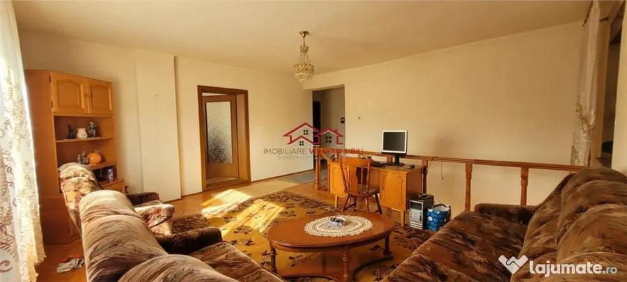 Casă cu 5 camere cu Teren 705 Mp în Central