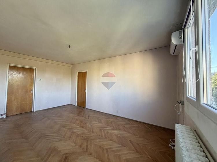 Apartament cu 4 camere semidecomandat în Titan