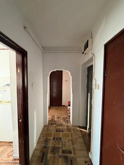 Apartament cu 3 camere semidecomandat în Craiovei