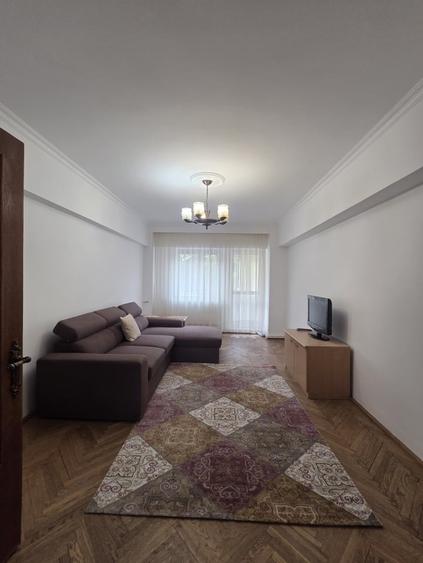 Apartament cu 3 camere decomandat în Capitol