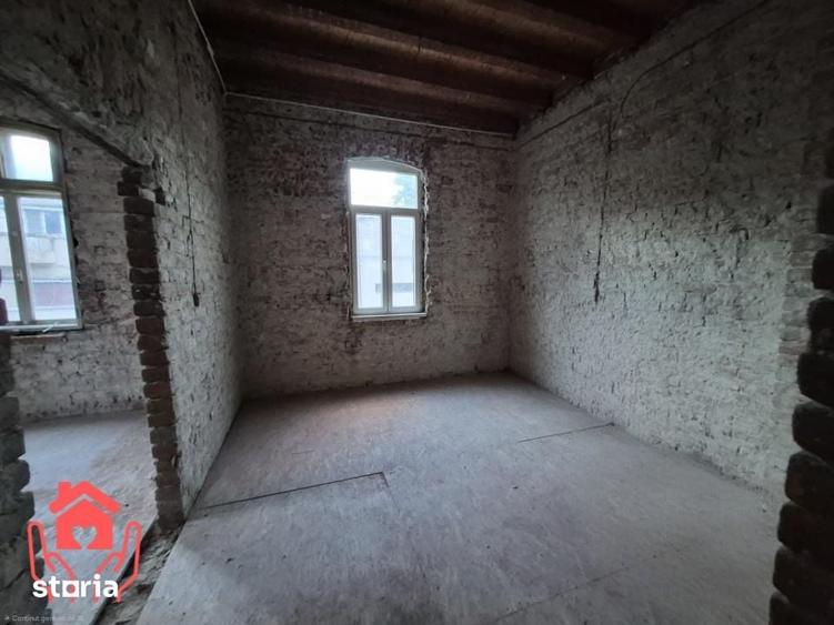 Casă cu 7 camere decomandat cu Teren 400 Mp în Central