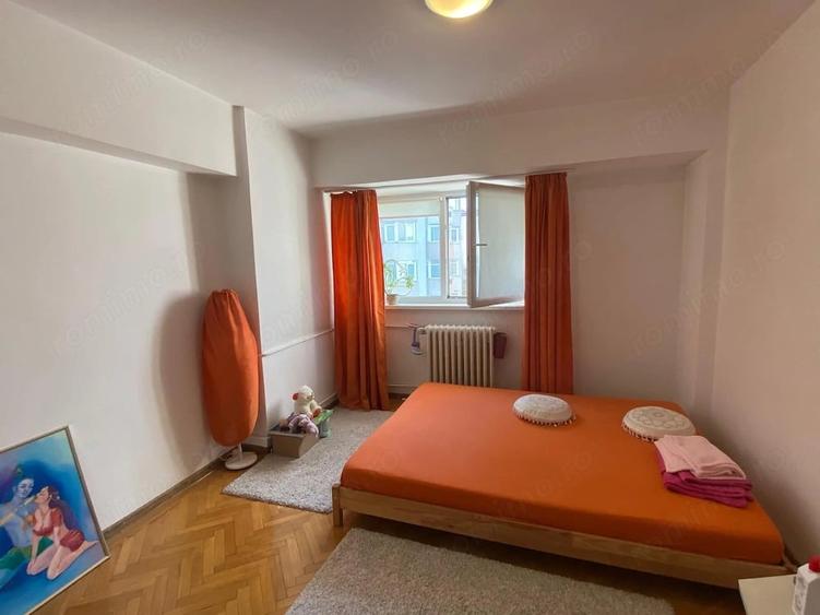 Apartament cu 3 camere semidecomandat în Calea Victoriei