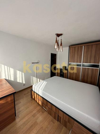 Apartament cu 3 camere semidecomandat, mobilat în Apusului