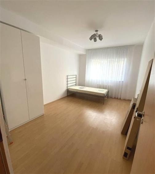 Apartament cu 3 camere semidecomandat, mobilat în Pipera