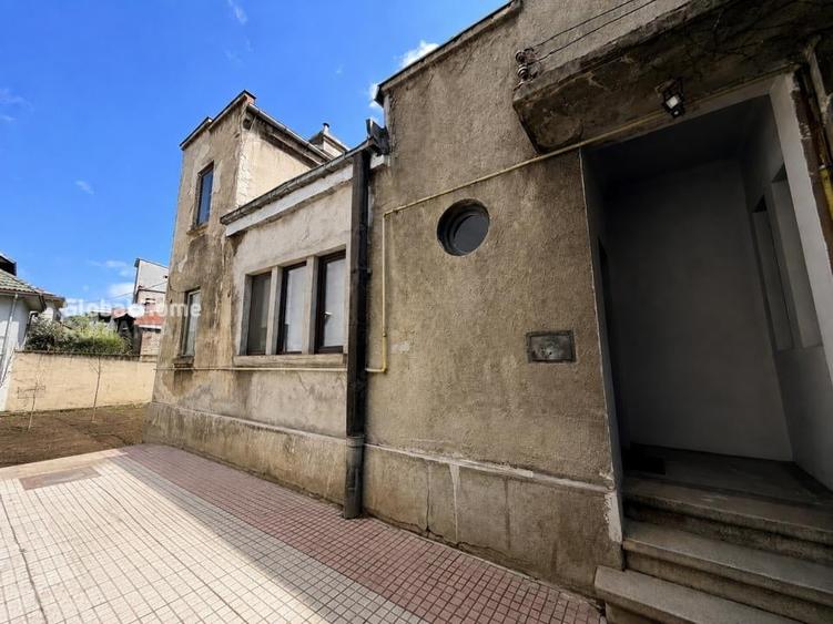 Casă cu 6 camere cu Teren 306 Mp în Vatra Luminoasă