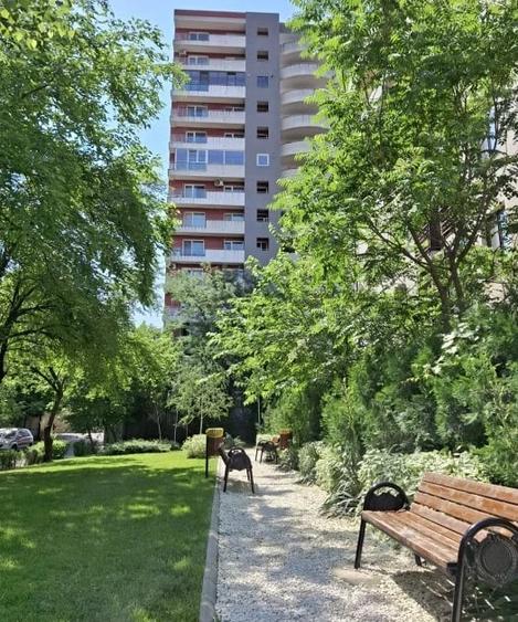 Apartament cu 3 camere decomandat în Pajura