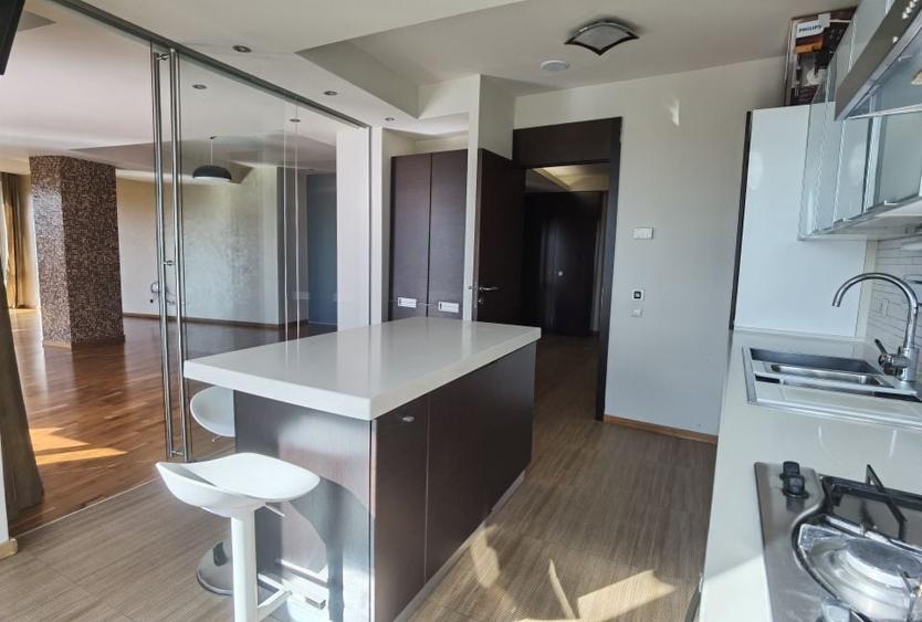 Apartament cu 4 camere semidecomandat, mobilat în Iancu Nicolae