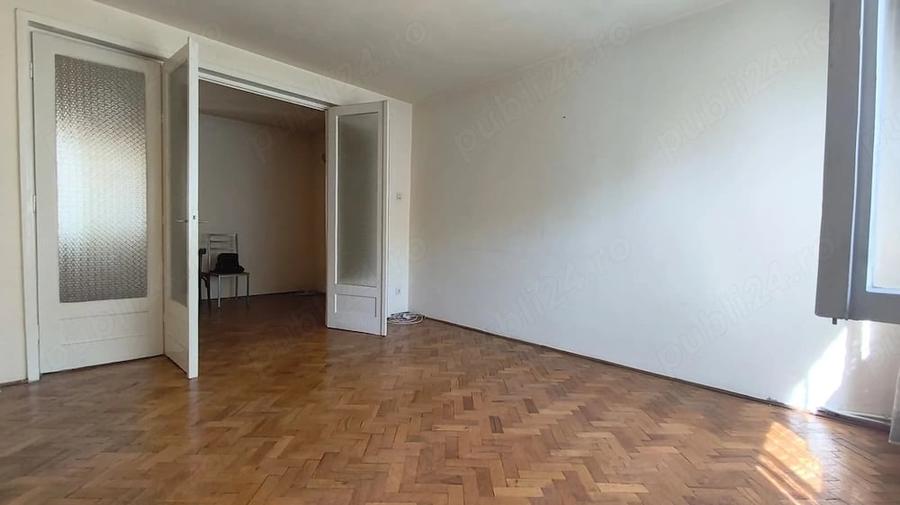 Apartament cu 4 camere semidecomandat în Piața Centrală