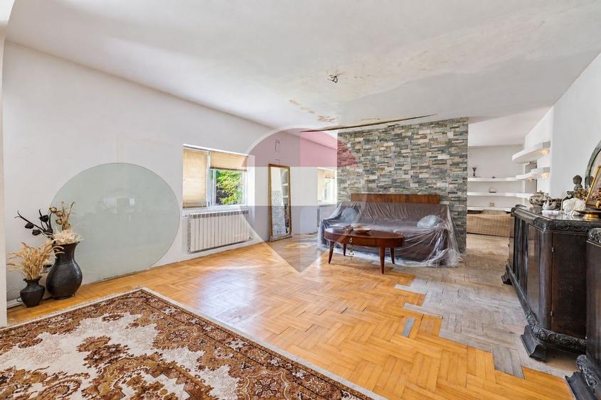 Casă individuală cu 6 camere cu Teren 3115 Mp în Sânpetru