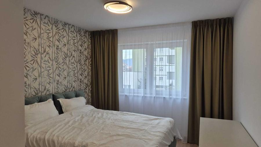 Apartament cu 3 camere decomandat în Tractorul