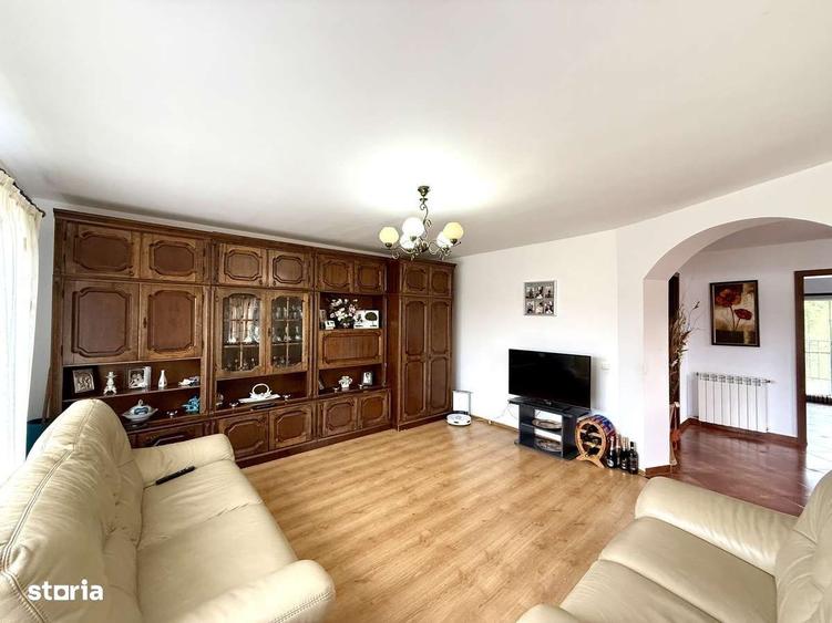 Casă cu 4 camere în Stana
