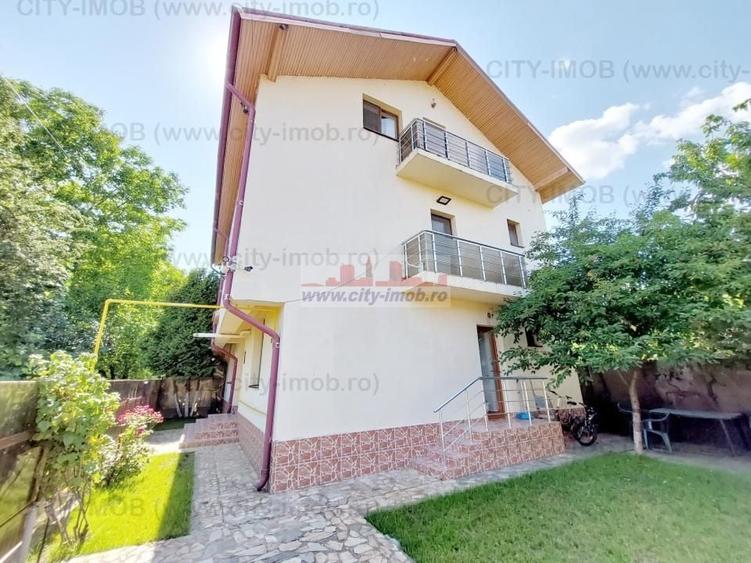 Casă individuală cu 7 camere decomandat cu Canalizare în Central