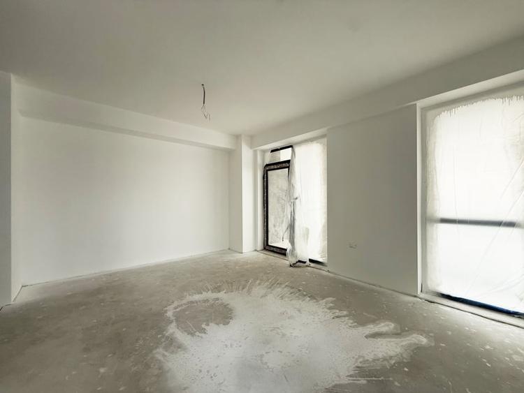 Apartament cu 3 camere semidecomandat în Inel II