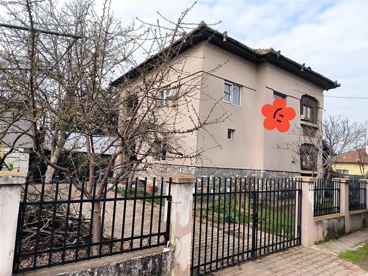 Casă cu 4 camere cu Canalizare în Central