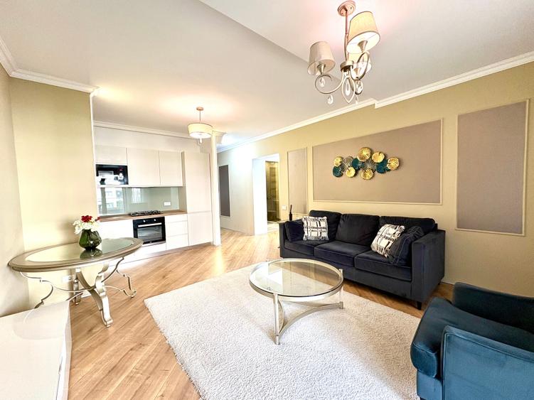 Apartament cu 3 camere semidecomandat, mobilat în Pipera
