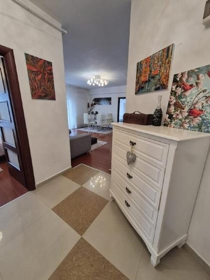 Apartament cu 3 camere semidecomandat, mobilat în Bucureștii Noi