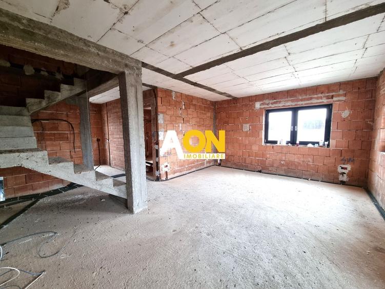 Duplex cu 4 camere cu Canalizare în Micești