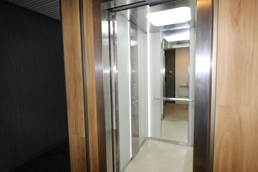 Apartament cu 2 camere semidecomandat, mobilat în Olimp