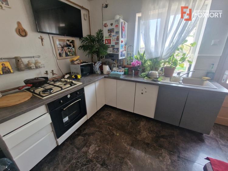 Casă individuală cu 7 camere cu Canalizare în Ultracentral
