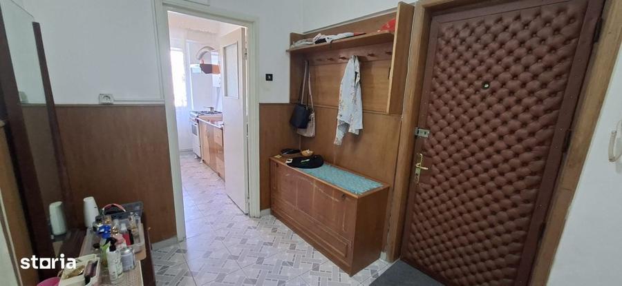 Apartament cu 3 camere semidecomandat în Mioriței