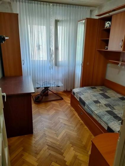 Apartament cu 3 camere semidecomandat în Craiovița Nouă