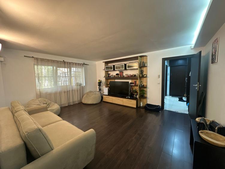 Apartament cu 3 camere semidecomandat, mobilat în Drumul Taberei