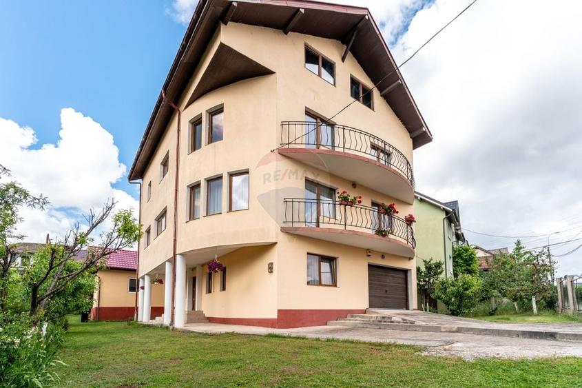 Casă individuală cu 10 camere cu Teren 629 Mp în Dâmbul Rotund