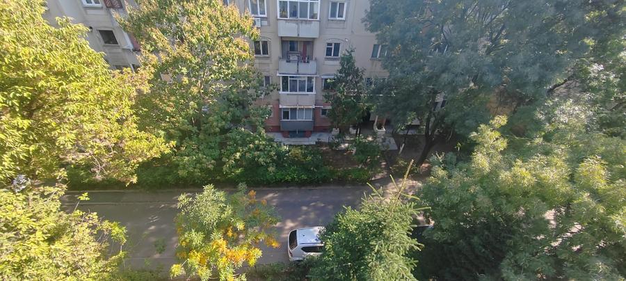 Apartament cu 3 camere decomandat în Drumul Sării