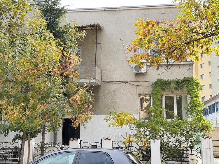 Casă individuală cu 9 camere cu Garaj în Obor