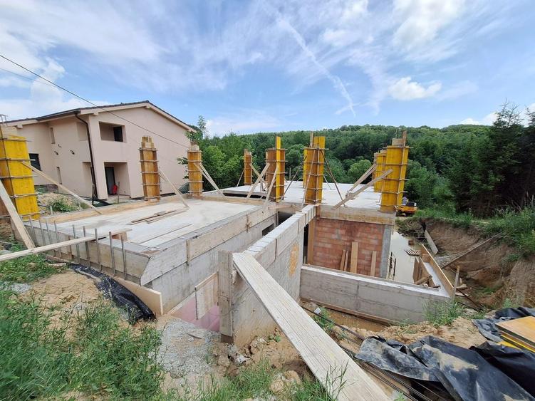 Casă individuală cu 5 camere cu Canalizare în Feleacu