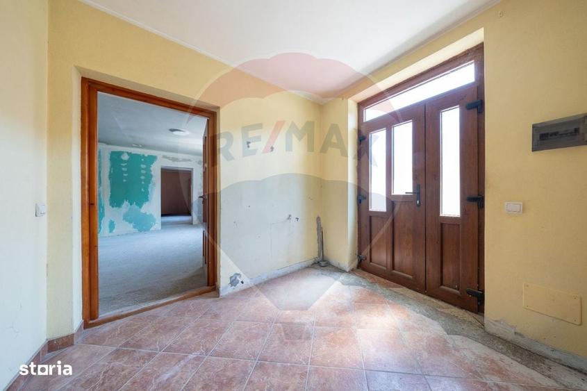 Casă cu 4 camere în Dumbrăvița