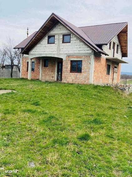 Casă cu 4 camere cu Teren 1600 Mp în Central