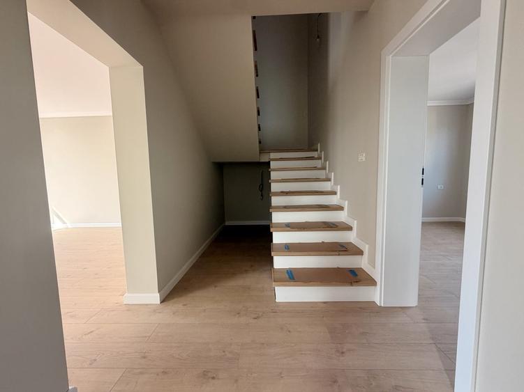 Duplex cu 5 camere cu Canalizare în Dumbrăvița