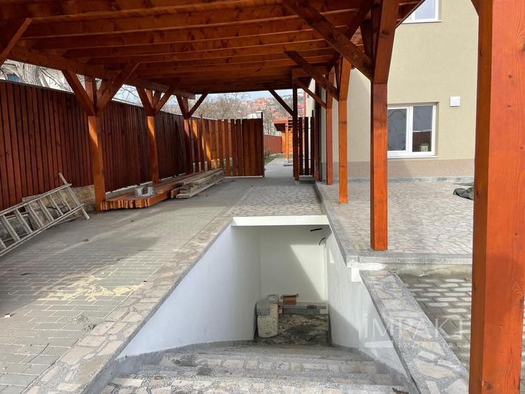 Casă individuală cu 7 camere decomandat cu Canalizare în Iris