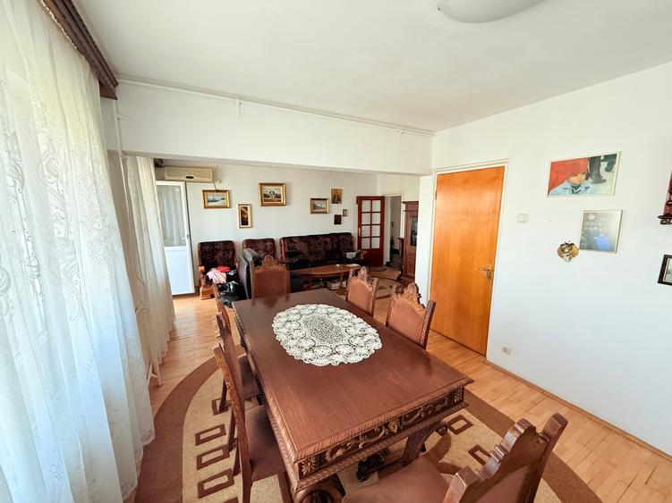 Apartament cu 4 camere decomandat în Pantelimon
