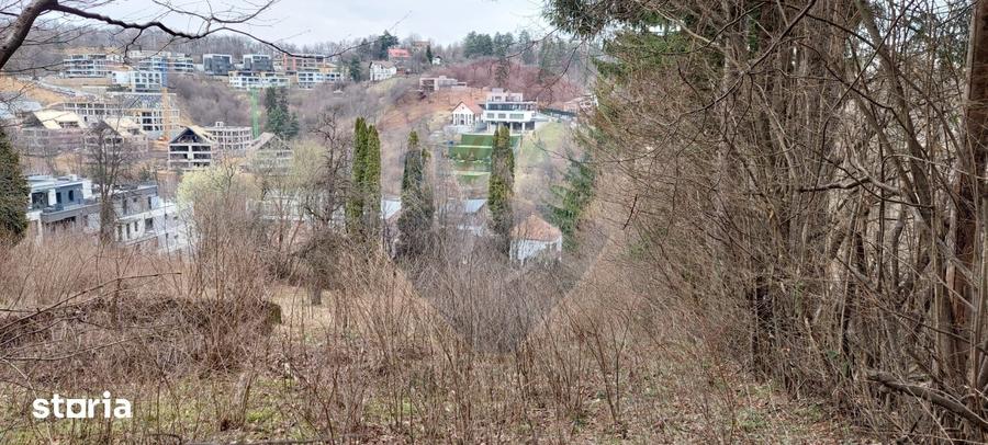 Teren de 2710 mp, în Schei