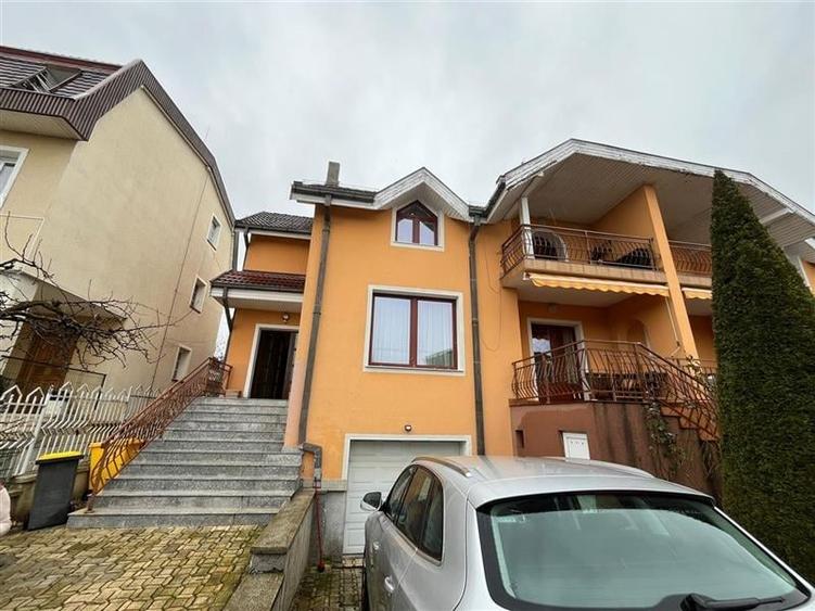 Apartament cu 5 camere decomandat în Platou