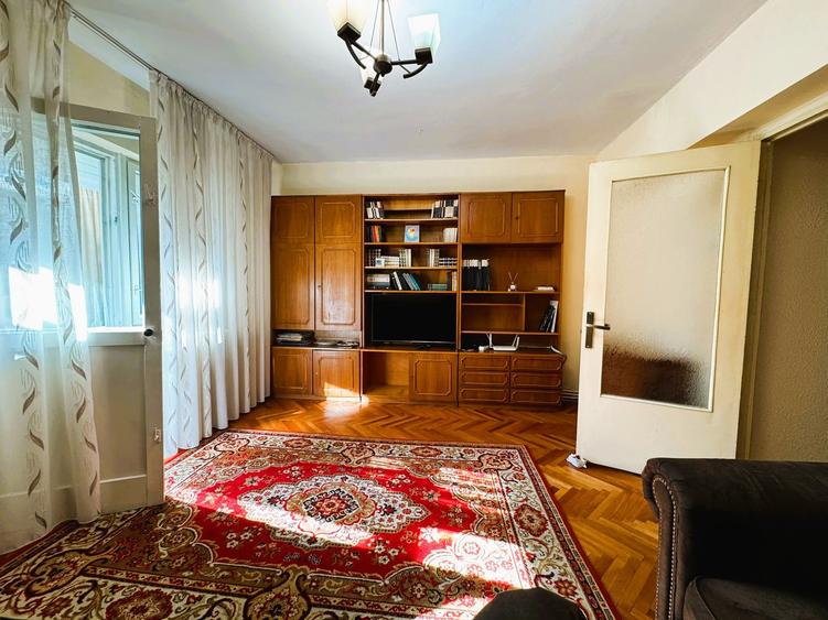 Apartament cu 3 camere decomandat în Podul de Fier