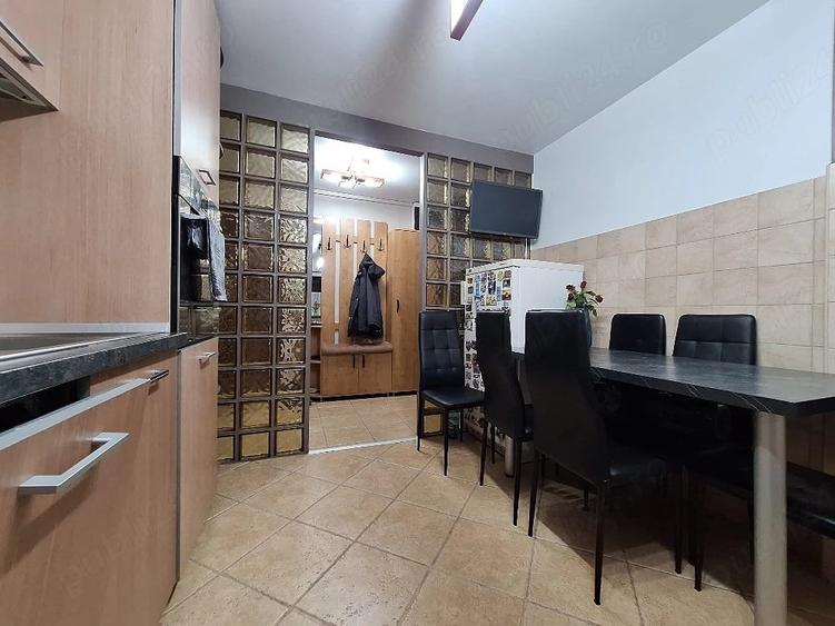 Apartament cu 4 camere decomandat în Lipovei