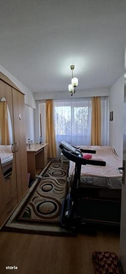 Apartament cu 3 camere semidecomandat în Mioriței